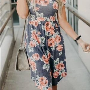 Gray floral print pleated dress. Size large NWOT